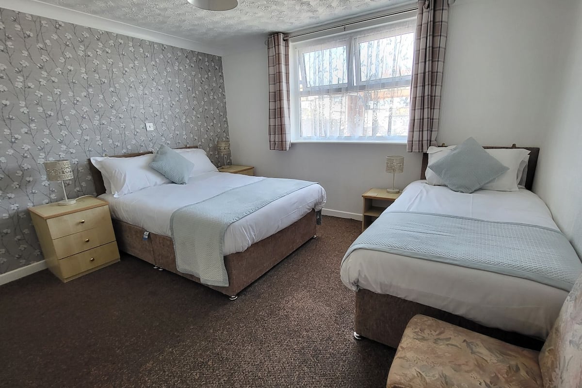 Habitación triple | Tabla de planchar con plancha, wifi y ropa de cama