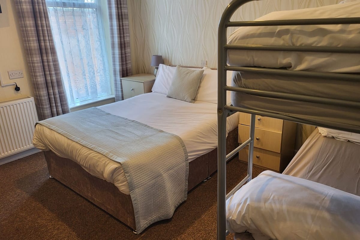 Habitación familiar (with bunk beds) | Tabla de planchar con plancha, wifi y ropa de cama