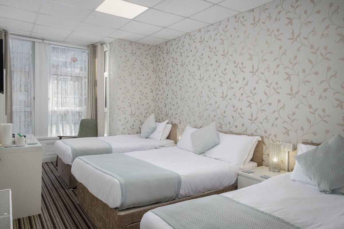 Family Room | Iron/ironing board, WiFi, bed sheets