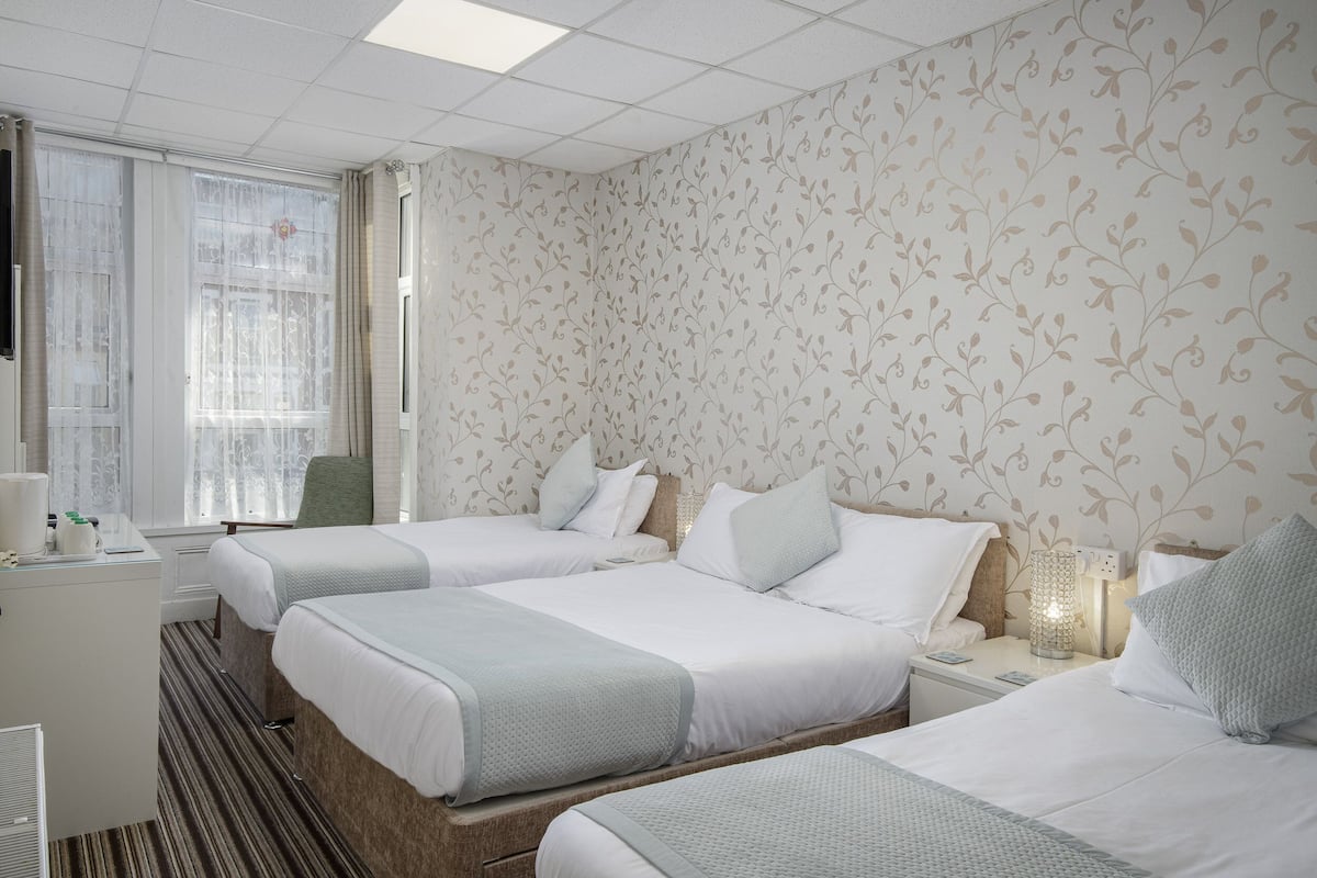 Habitación familiar | Tabla de planchar con plancha, wifi y ropa de cama