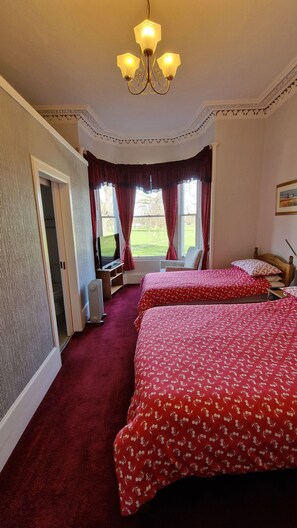 Habitación con 1 cama doble o 2 individuales, baño privado | Escritorio y wifi gratis