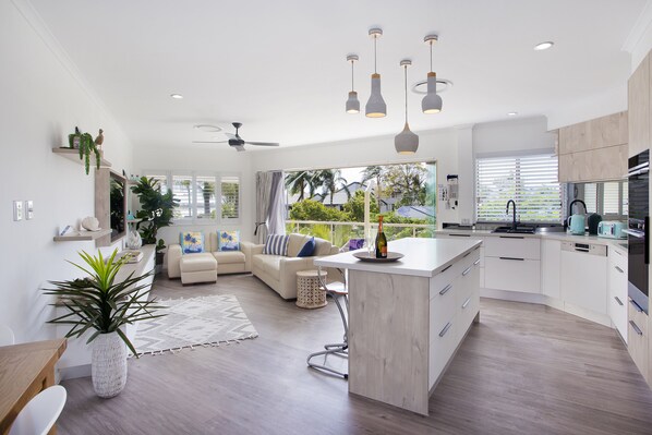 Apartamento, 2 quartos, vista para o rio | Área de estar | TV de tela plana, DVD player