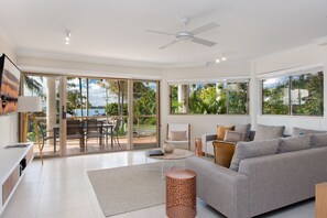 3-Bedroom Riverfront Apartment | Área de estar | TV de tela plana, DVD player