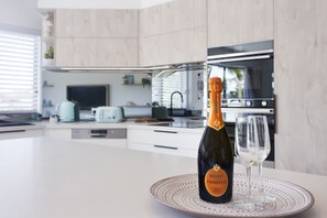 2 Bedroom Apartment with River View | Private kitchen