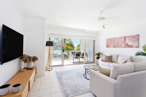 Apartamento, 2 quartos, vista para o rio | Área de estar | TV de tela plana, DVD player