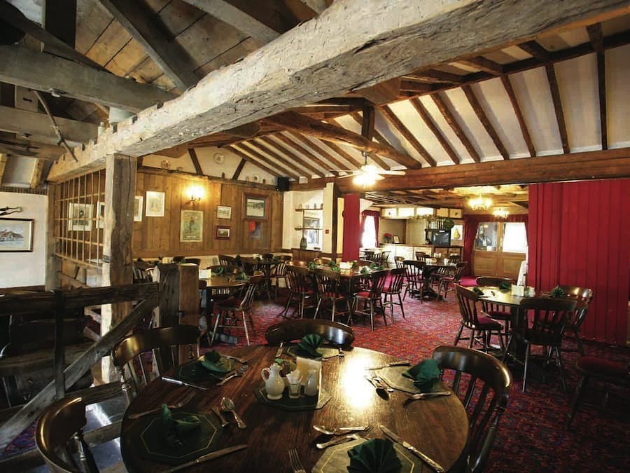 Serves breakfast, lunch, and dinner