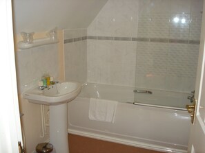 Combined shower/bathtub, free toiletries, hair dryer, towels