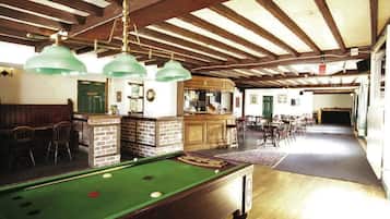 Serves breakfast, lunch and dinner