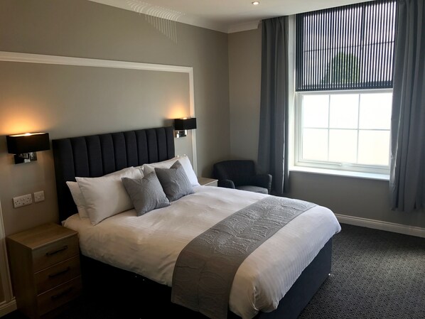 In-room safe, iron/ironing board, free WiFi, bed sheets - The Raven Hotel - Inn (Corby)