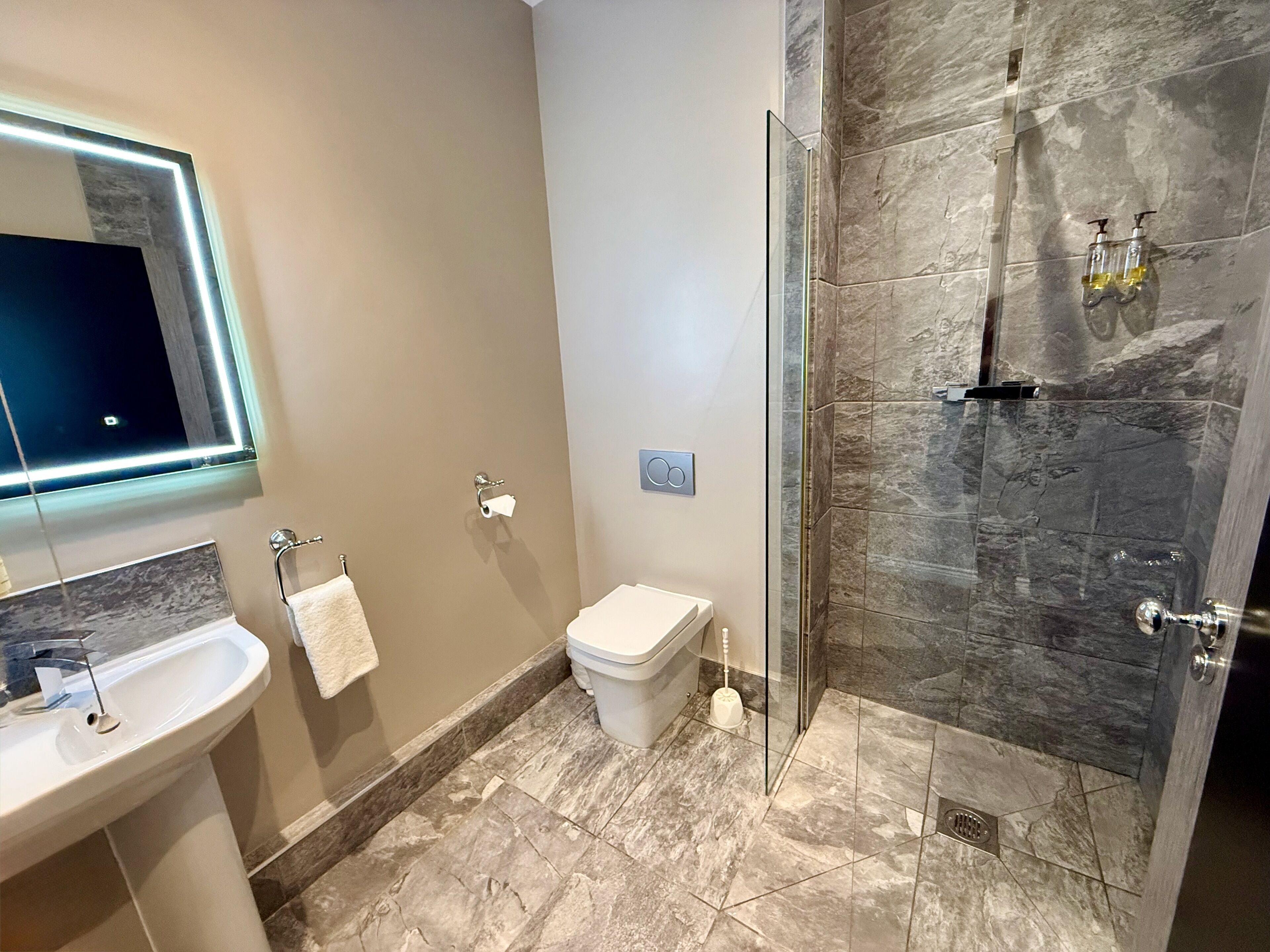 Quarto casal superior, 1 cama King, acessível | Banheiro | Secador de cabelo, toalhas de banho