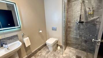 Quarto casal superior, 1 cama King, acessível | Banheiro | Secador de cabelo, toalhas de banho