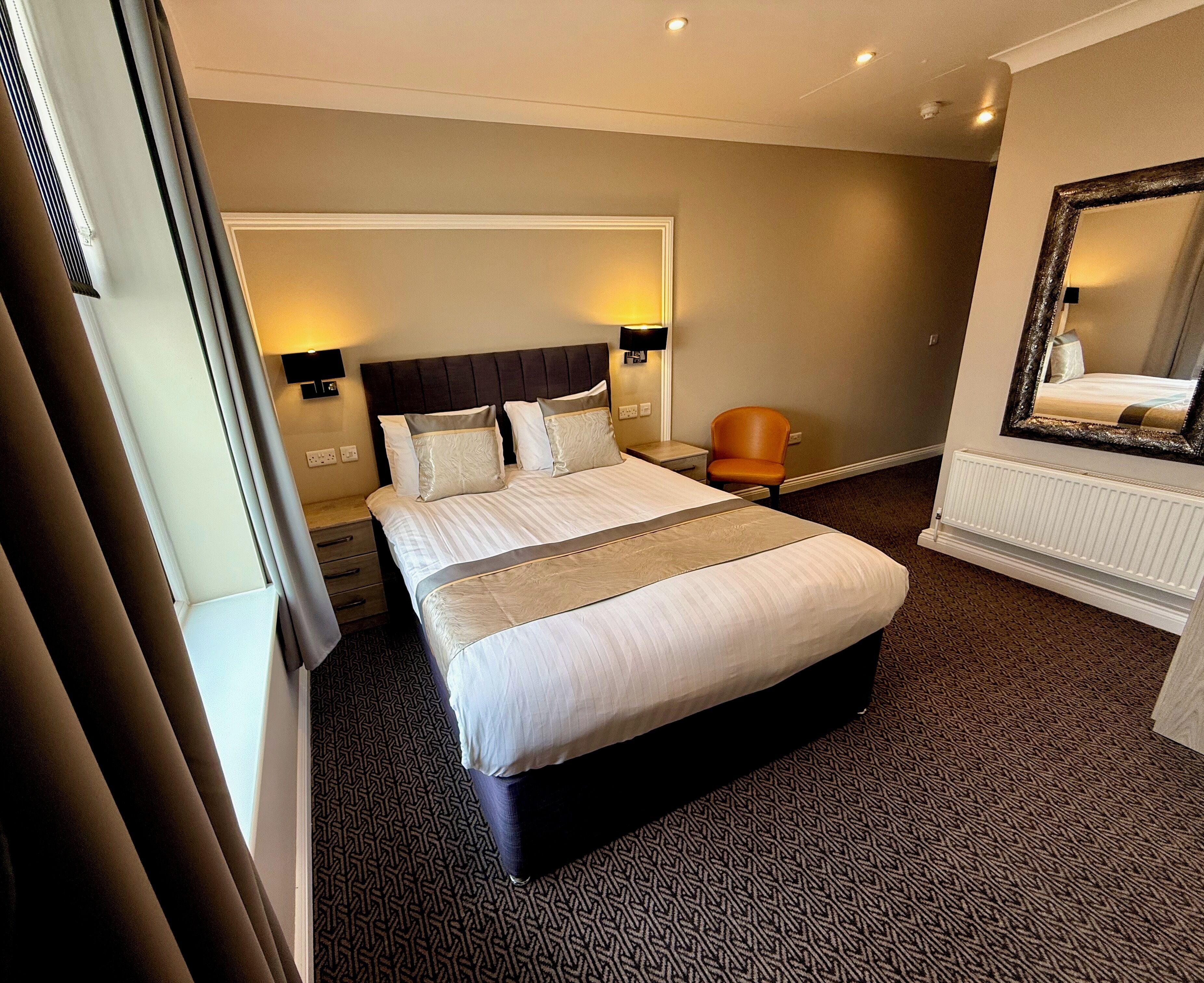 Superior tweepersoonskamer, 1 kingsize bed, toegankelijk voor mindervaliden | Een kluis op de kamer, een strijkplank/strijkijzer, gratis wifi