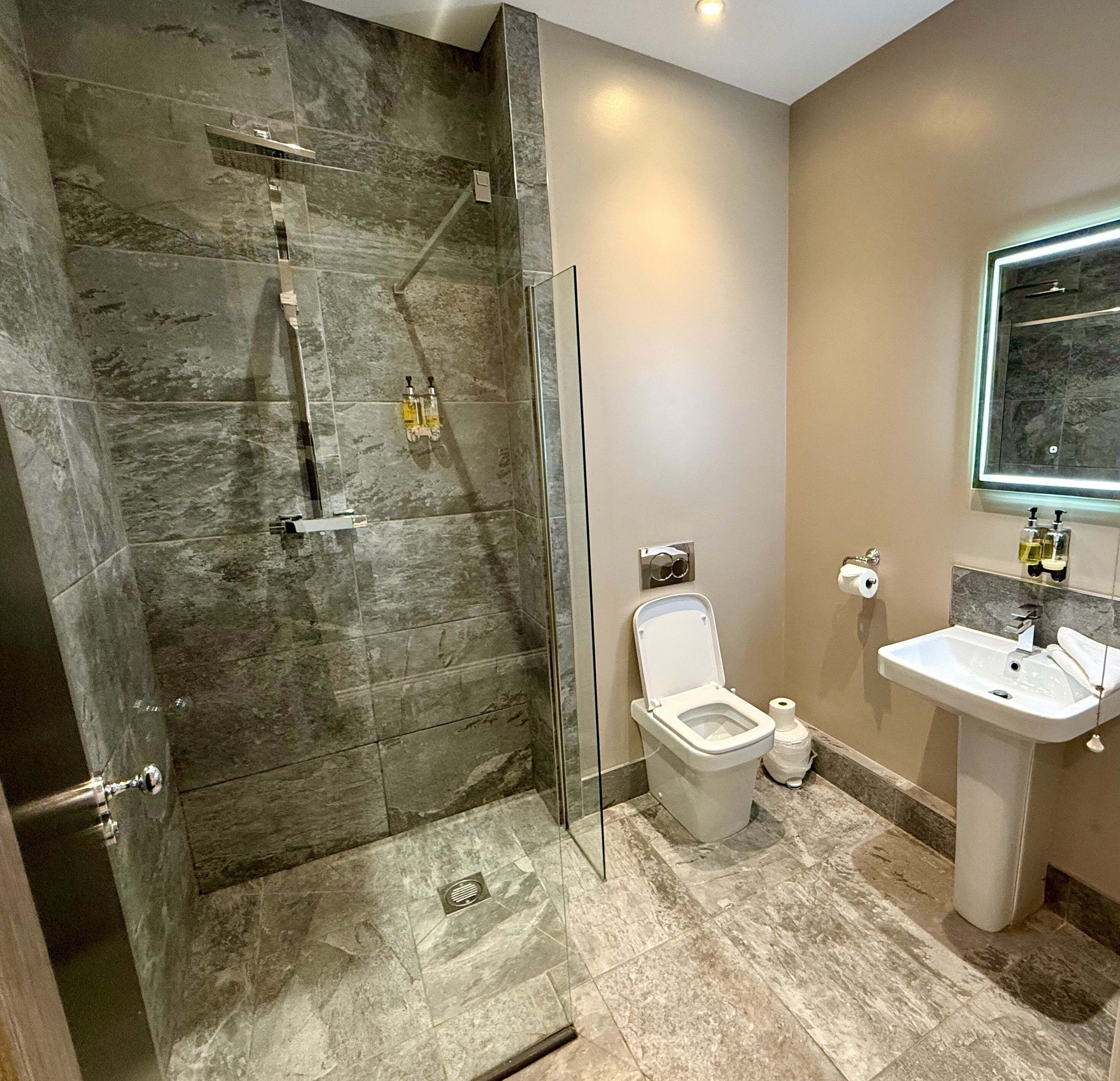 Superior Double Room, 1 King Bed, Accessible | Bathroom | Hair dryer, towels