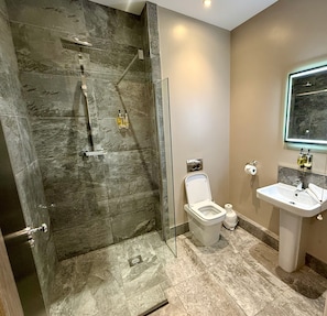 Superior Double Room, 1 King Bed, Accessible | Bathroom | Hair dryer, towels - The Raven Hotel - Inn (Corby)