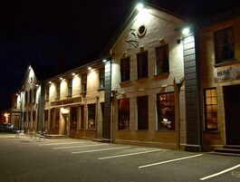 Fachada de la propiedad por la tarde o noche