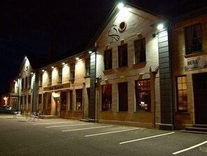 Depan hartanah - siang/malam