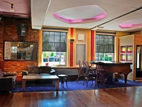 Bar lounge. The Raven Hotel - Inn