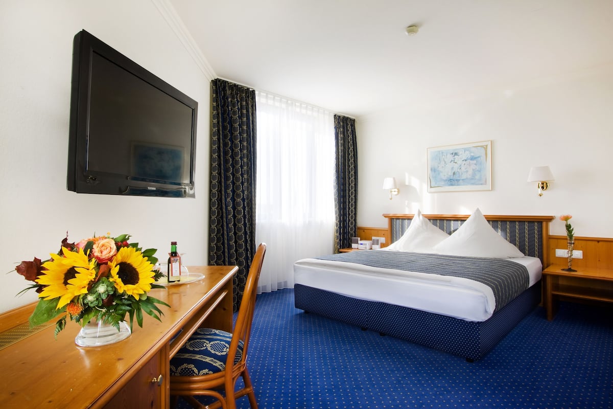 Standard Apartment, 1 Double or 2 Twin Beds, Smoking | Hypo-allergenic bedding available, minibar, in-room safe, desk