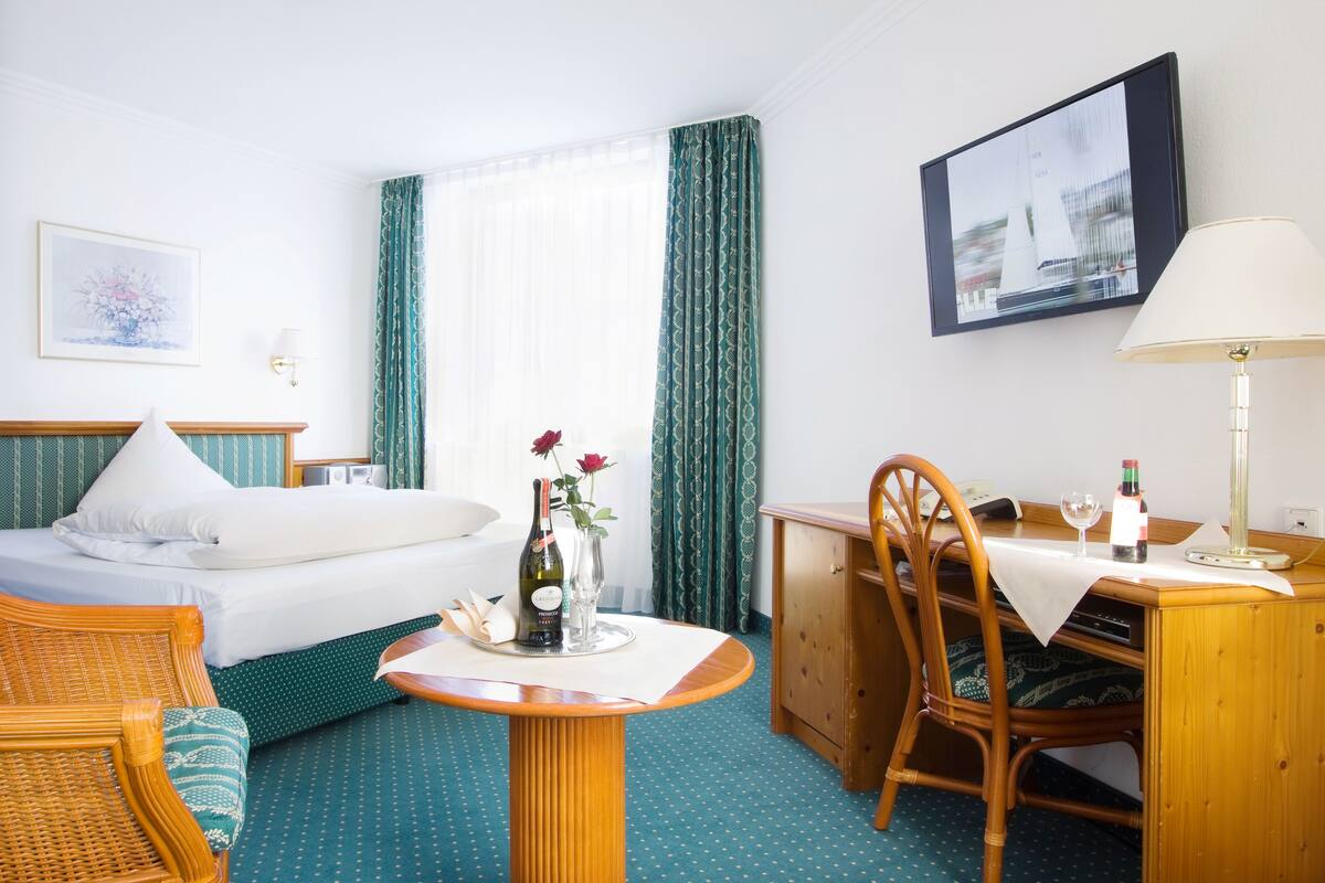 Mini-suite deluxe | Living area | LCD TV, DVD player
