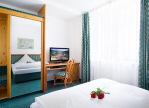 Hypo-allergenic bedding, minibar, in-room safe, desk - Lechpark Hotel (Untermeitingen)