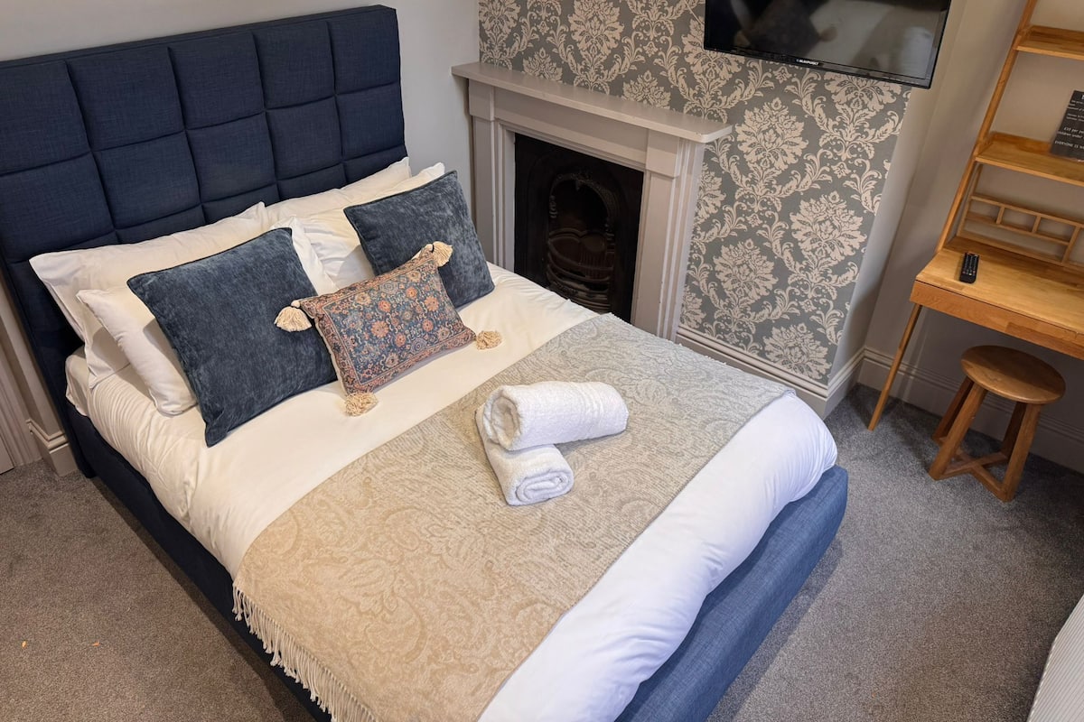 Double Room, Private Bathroom (shared Kitchen 15 and 16)