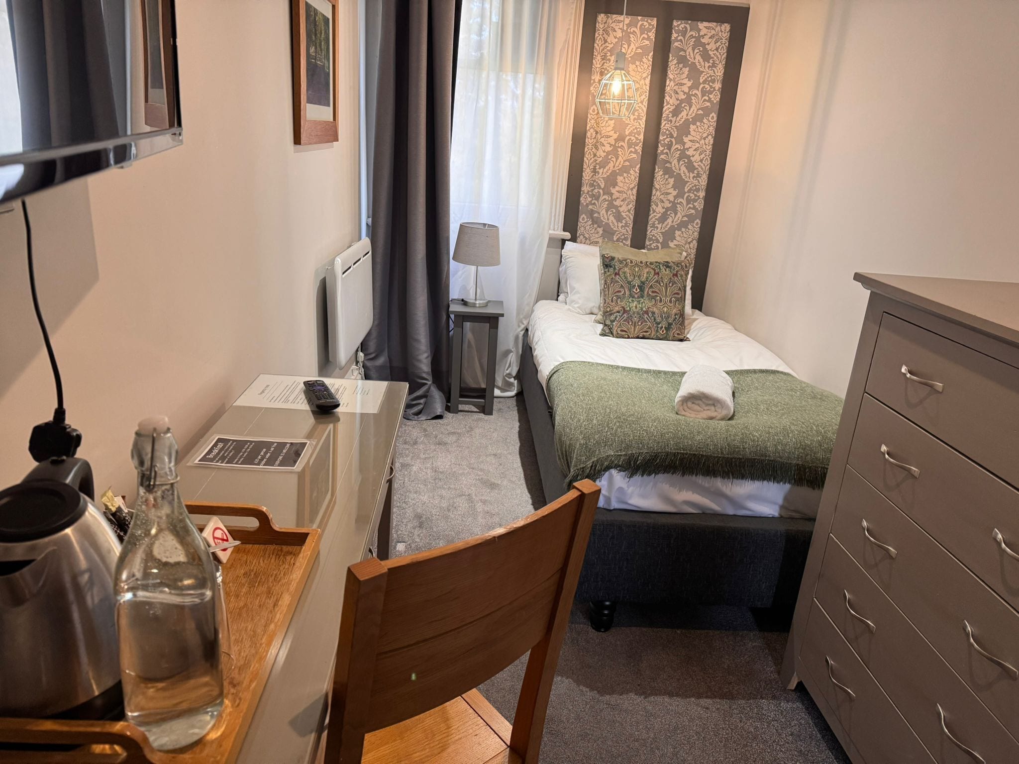 Quarto solteiro, banheiro compartilhado (Rooms 5,6, 8 and  9 )