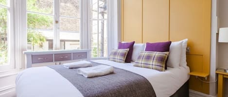 Standard-herbergi með tvíbreiðu rúmi - með baði (Rooms 1, 2, 3, and 10 ) | Myrkratjöld/-gardínur, straujárn/strauborð, ókeypis þráðlaus nettenging