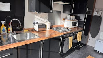 Habitación doble, baño privado (shared Kitchen 15 and 16) | Cocina compartida | Tetera eléctrica y periquera