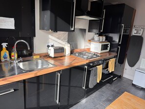 Habitación doble, baño privado (shared Kitchen 15 and 16) | Cocina compartida | Tetera eléctrica y periquera 