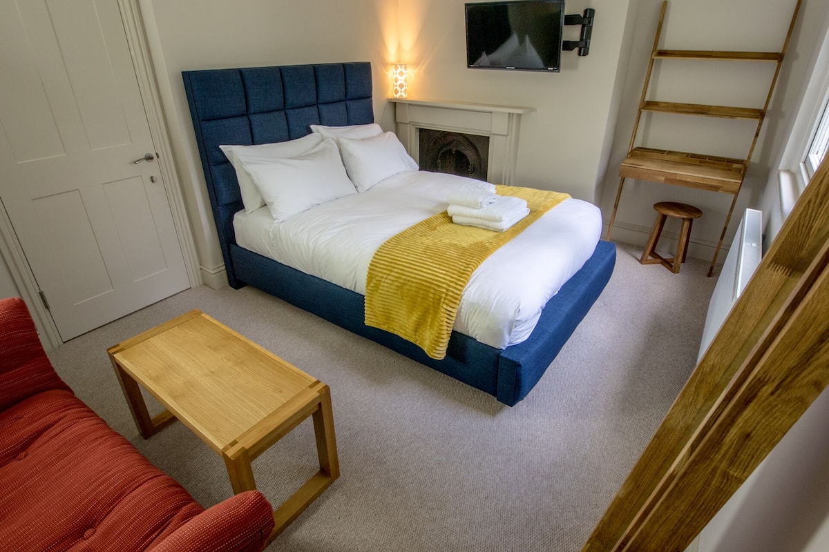 Double Room, Private Bathroom (shared Kitchen 15 and 16) | Blackout drapes, iron/ironing board, free WiFi, bed sheets