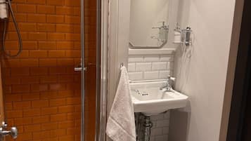 Ducha, secador de pelo, toallas y jabón