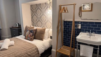 Kamar Double, kamar mandi umum, pemandangan taman (Room 4) | Tirai kedap cahaya, setrika/meja setrika, Wi-Fi gratis, dan seprai linen