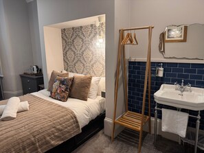 Habitació doble, bany compartit, vistes al parc (Room 4) | Cortines opaques, planxa i posts de planxar i wifi gratuïta 