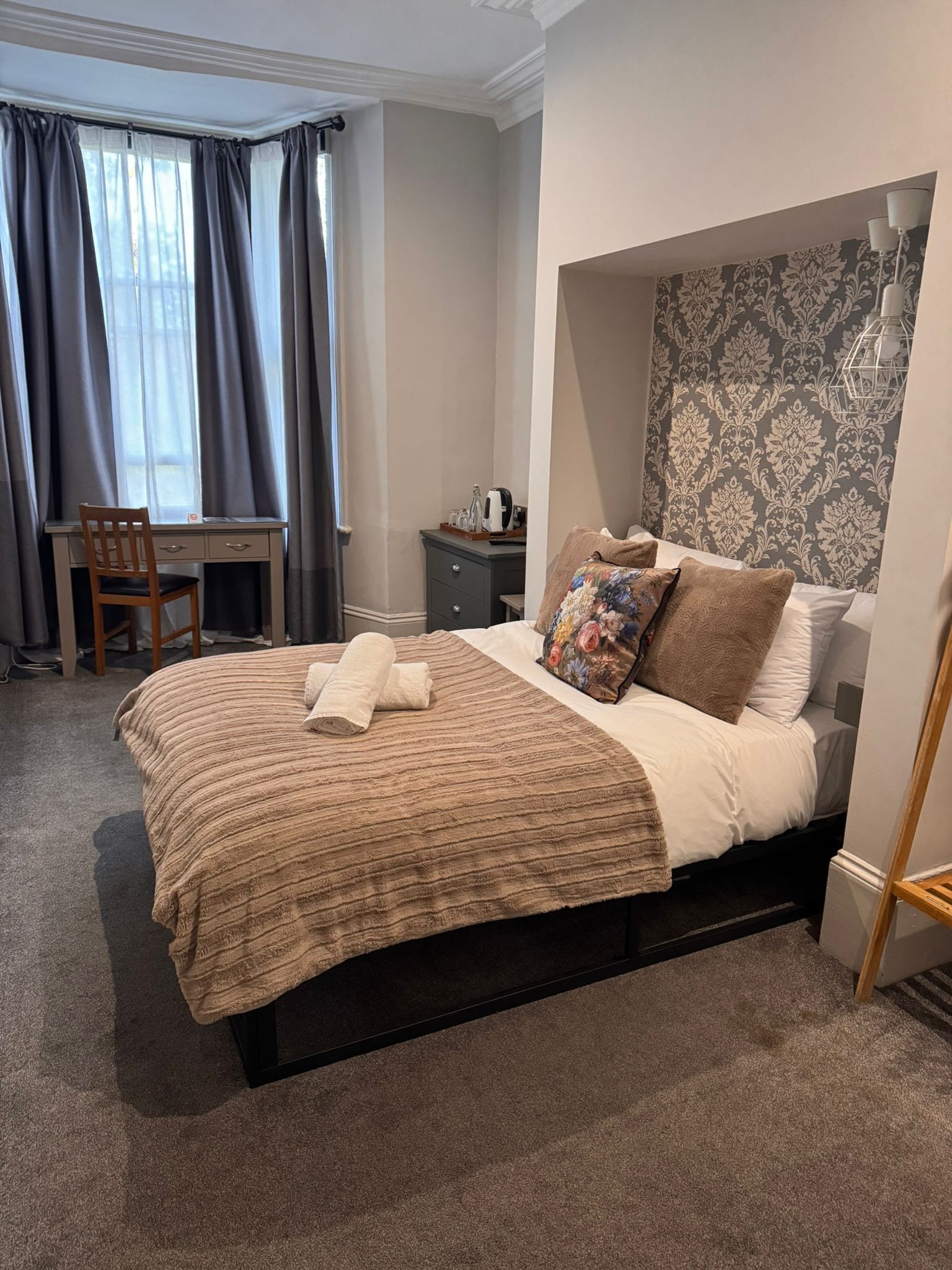 Quarto casal, banheiro compartilhado, vista para o parque (Room 4)