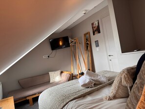 Loft économique, salle de bain privée (Third floor)