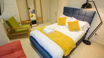 Apartment, Ensuite (Room 14) | Blackout curtains, iron/ironing board, free WiFi, bed sheets