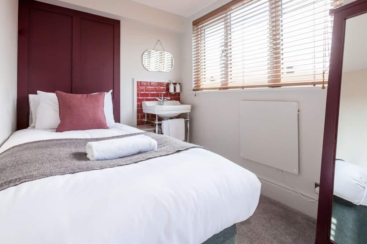Single Room, Shared Bathroom (Rooms 5,6, 8 and 9 ) | Blackout drapes, iron/ironing board, free WiFi, bed sheets
