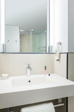 Artículos de tocador ecológicos, secador de pelo, toallas