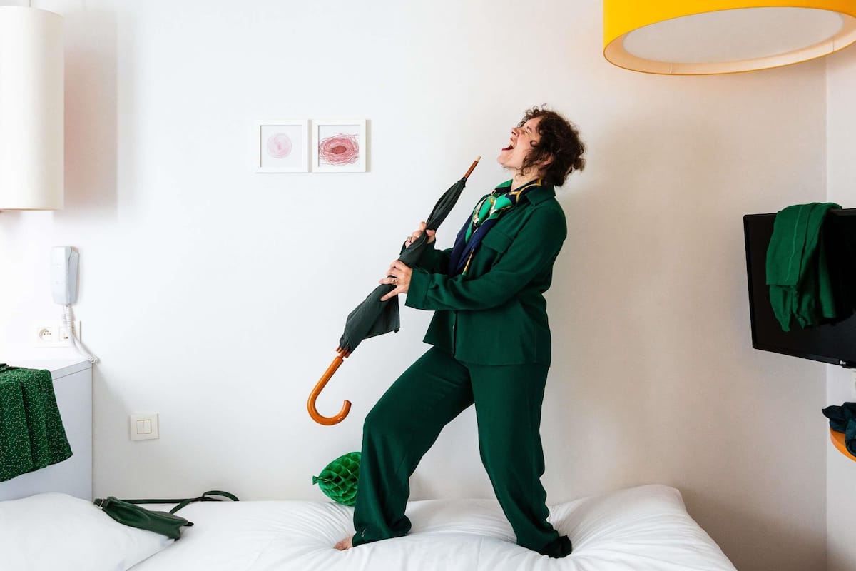 Habitación estándar, 1 cama matrimonial | Escritorio, cortinas blackout y tabla de planchar con plancha
