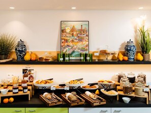 Café da manhã com buffet grátis todos os dias