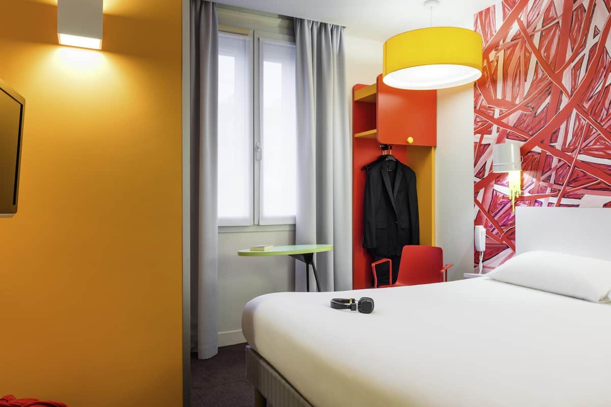 standard room, 1 double bed | desk, blackout curtains, iron/ironing board, free wifi