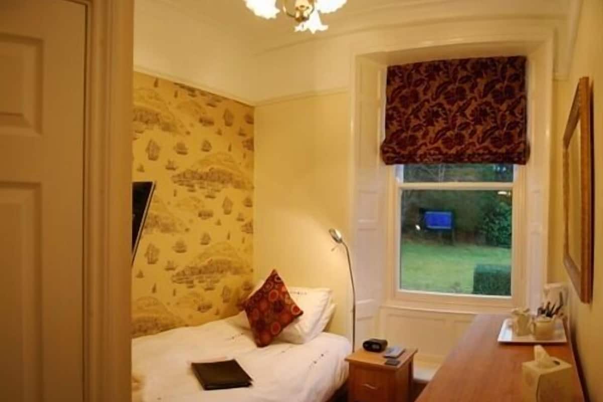 Chambre simple, salle de bain attenante