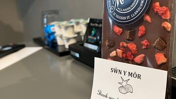 Una barra de chocolate con una etiqueta y una tarjeta de agradecimiento.