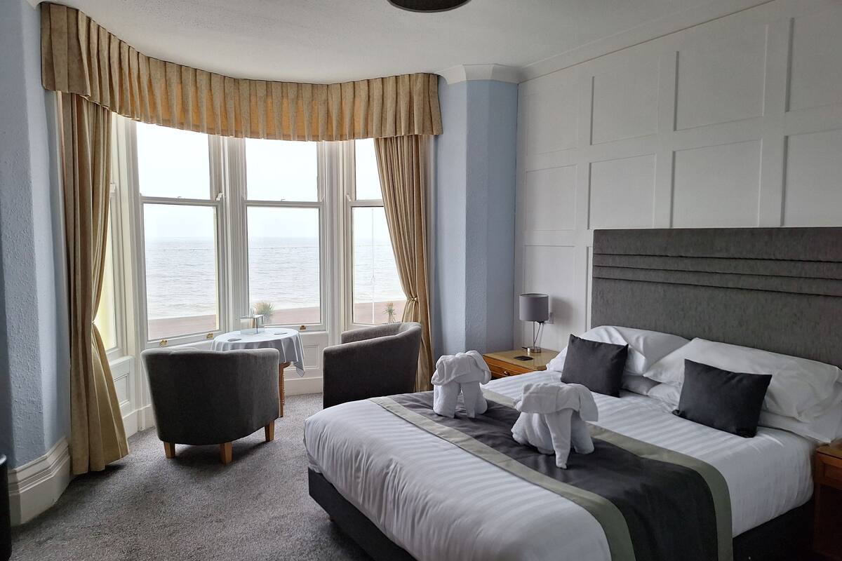 premier double room, ensuite, sea view (and bay window) | 1 bedroom, free wifi