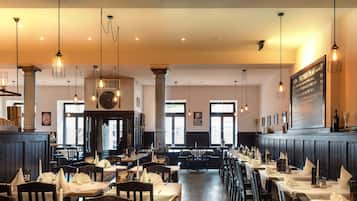 2 restauranter, frokost, lunsj og middag serveres, italienske retter