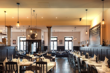 2 restaurants; breakfast, lunch and dinner served . Downtown Vi Vadi Hotel
