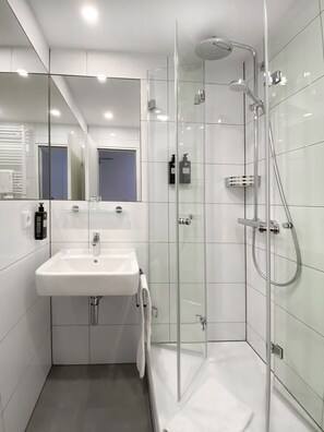 Single Room, 1 Queen Bed | Bathroom