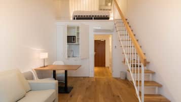 Maisonetten-Suite für 2 Personen | Wohnbereich | 32-Zoll-Smart-TV mit Satellitenempfang, Fernseher