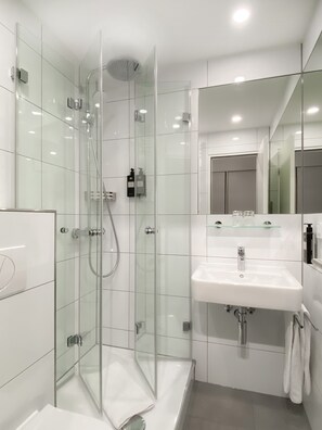 Chambre simple, 1 grand lit | Salle de bain | Douche, douche cascade, articles de toilette griffés, séchoir à cheveux