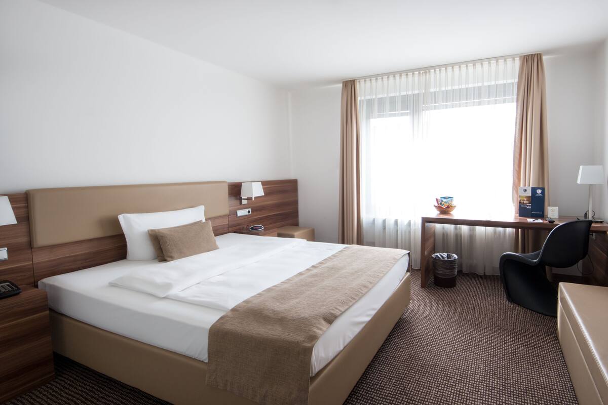 Single Room, 1 Queen Bed | Egyptian cotton sheets, premium bedding, down comforters, in-room safe